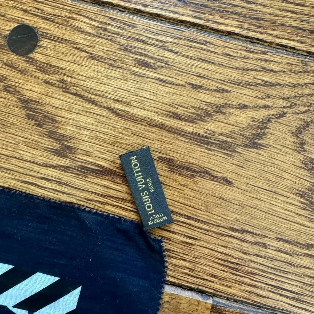 AUTH LOUIS VUITTON Scarf - Picture 3 of 4